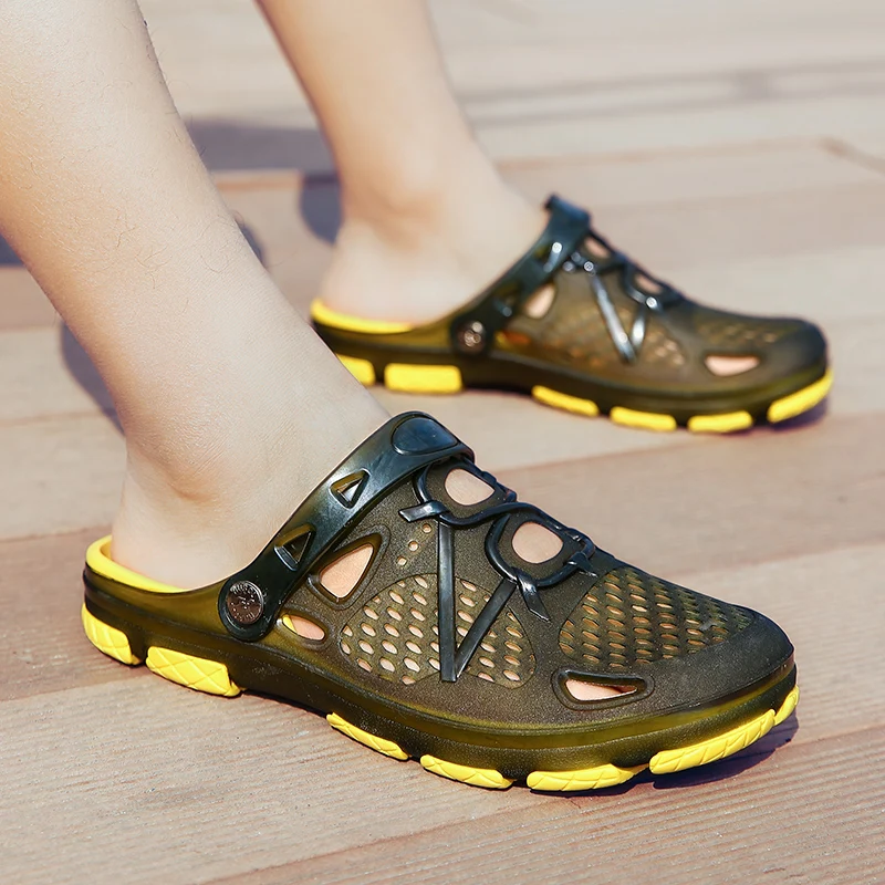 

Newbeads Crocks Sandals Hole Shoes Couple Home Slippers Summer Hollow Out Smiling Face Buckle Men and Women Beach Flat