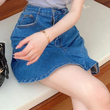 

In spring and summer of 2021, the new Joker high waist fishtail skirt is a slim A-bag hip cowboy skirt