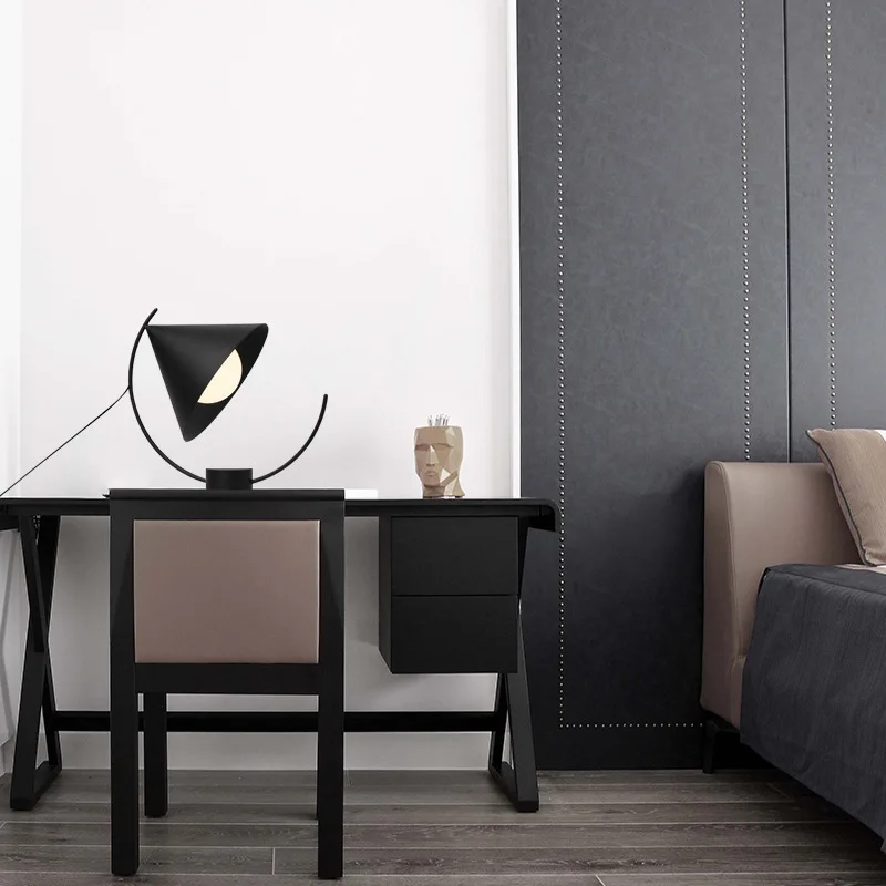 Постмодерн оборудование черная гостиная арт кровать спальня стилист пример