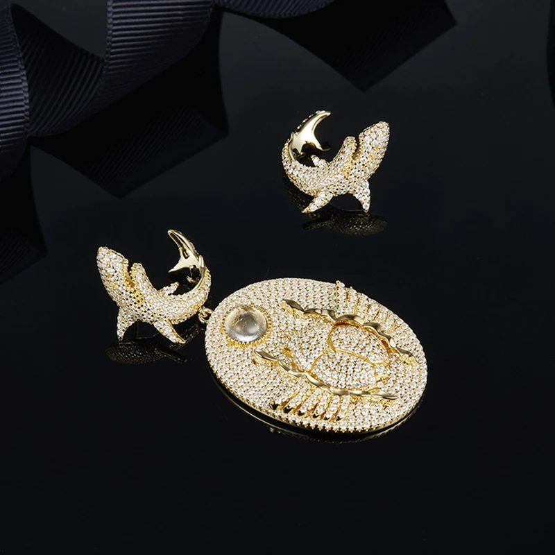 Храм S925 Серебряная Акула Scarab ассиметричные болтающиеся серьги 18K золото Цвет с AAA