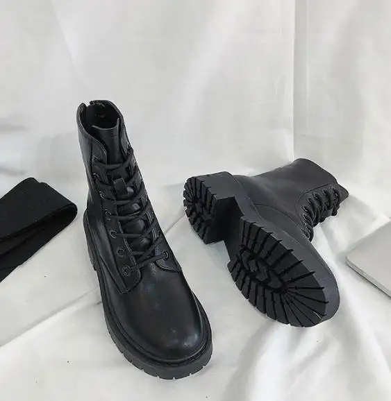 Черные короткие ботинки на высоком каблуке женские осенне зимние мотоциклетные