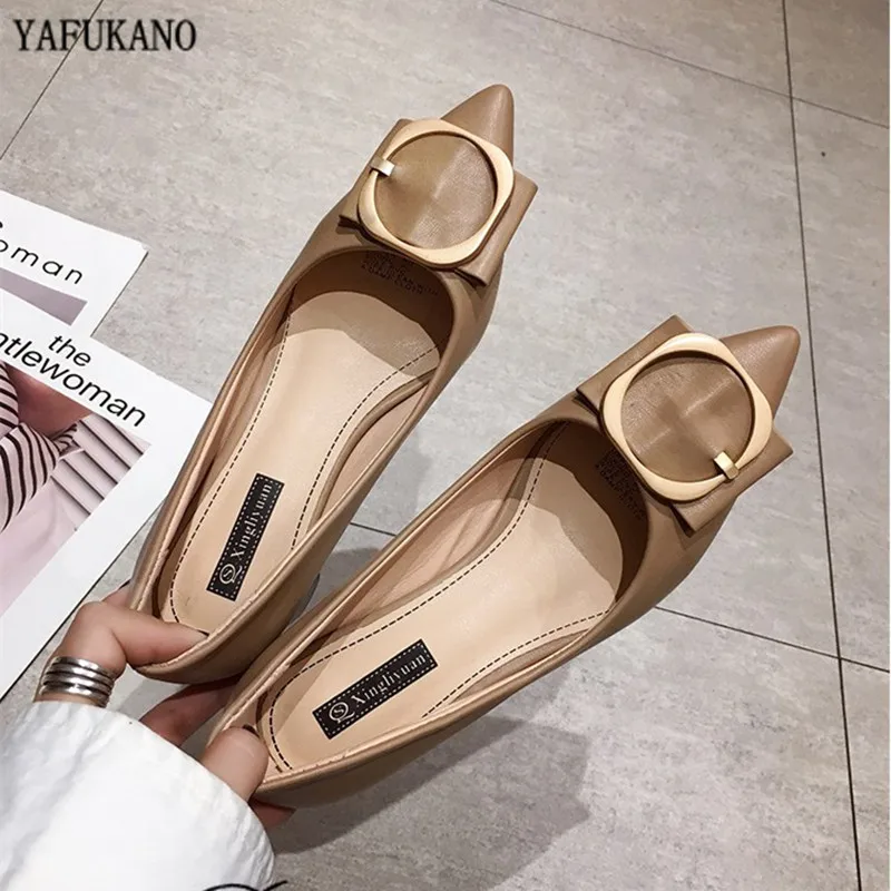 

Модные элегантные женские офисные туфли на высоком квадратном каблуке с металлической пряжкой; Черные офисные кожаные туфли с острым носко...