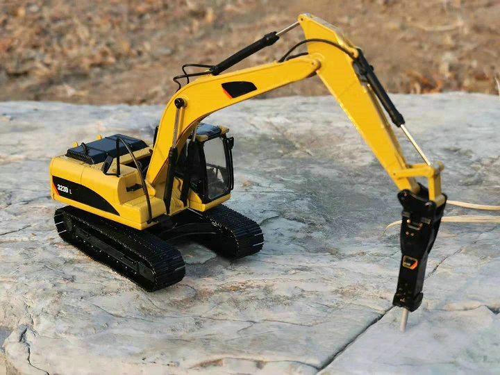 Тонкая модель гусеничного экскаватора 1: 50 American 323 dl дробилка Коллекционная из