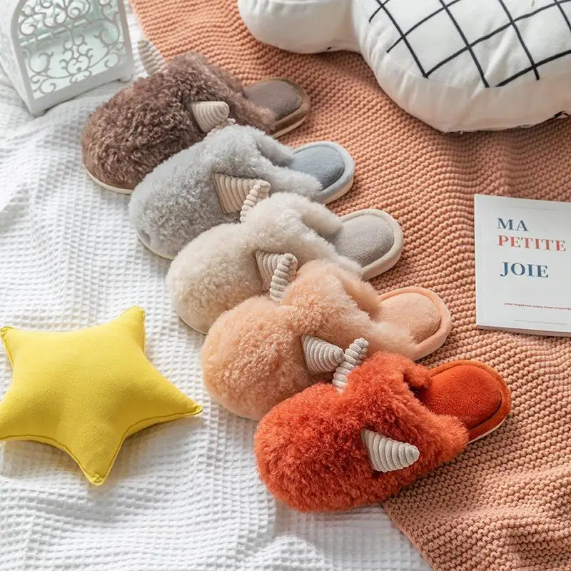 

Симпатичные пушистые тапочки с коровьими рожками для женщин и мужчин, Мультяшные домашние тапочки, плюшевые утепленные теплые тапочки, тап...