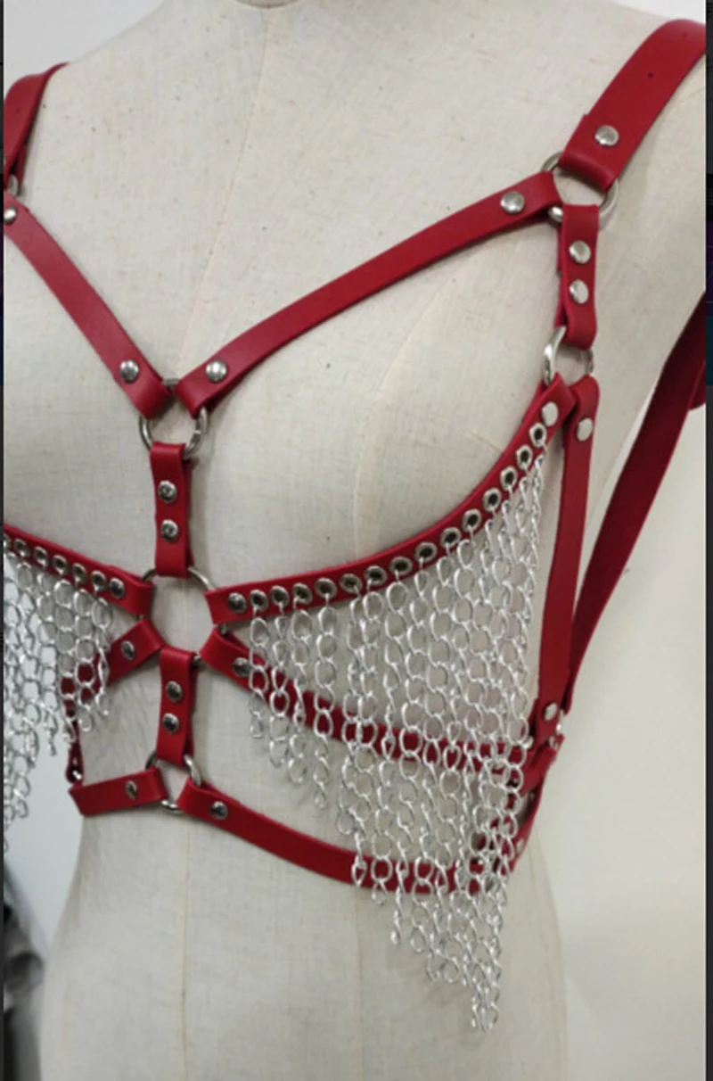 Женский бюстгальтер с металлическими цепочками и кисточками открытый из