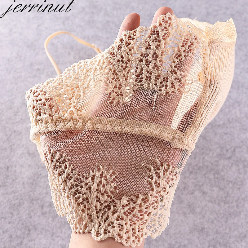 Комплект женского кружевного нижнего белья с бюстгальтером пуш-ап и трусиками |