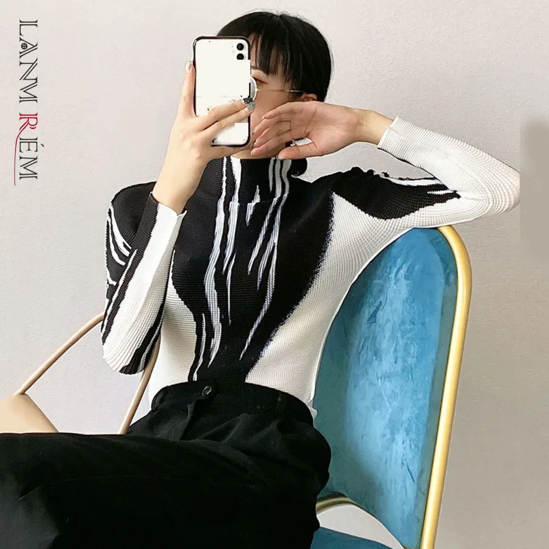 

LANMREM Black White Print Pleated T-shirts Lightweight Long-sleeved Outwear Top 2023 Spring Fashion T-shirt For Women 2A1552