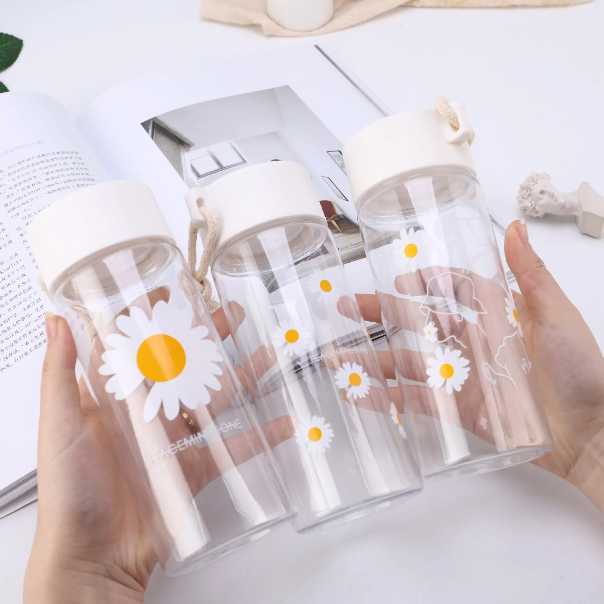 

480ml Cute Small Daisy Transparent Plastic Water Bottles BPA Free Creative Office Water Bottle With Portable Rope Travel Tea Cup