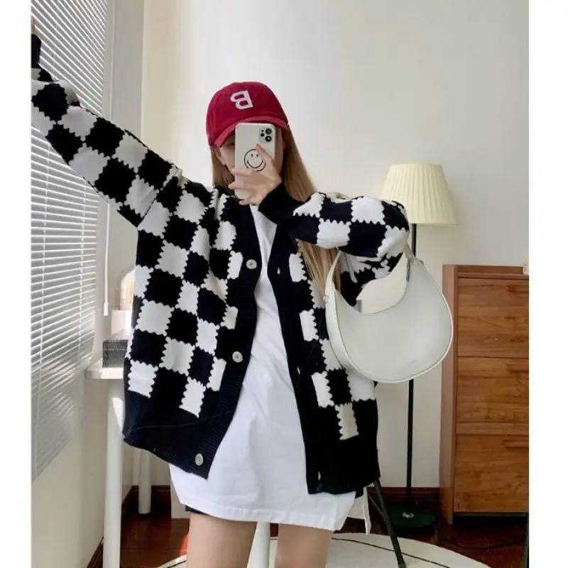 

Black And White Checkerboard Cardigan Sweater Coat Female Early Autumn Of 2021 The New Easing v-neck long-sleeve Sweater Coat