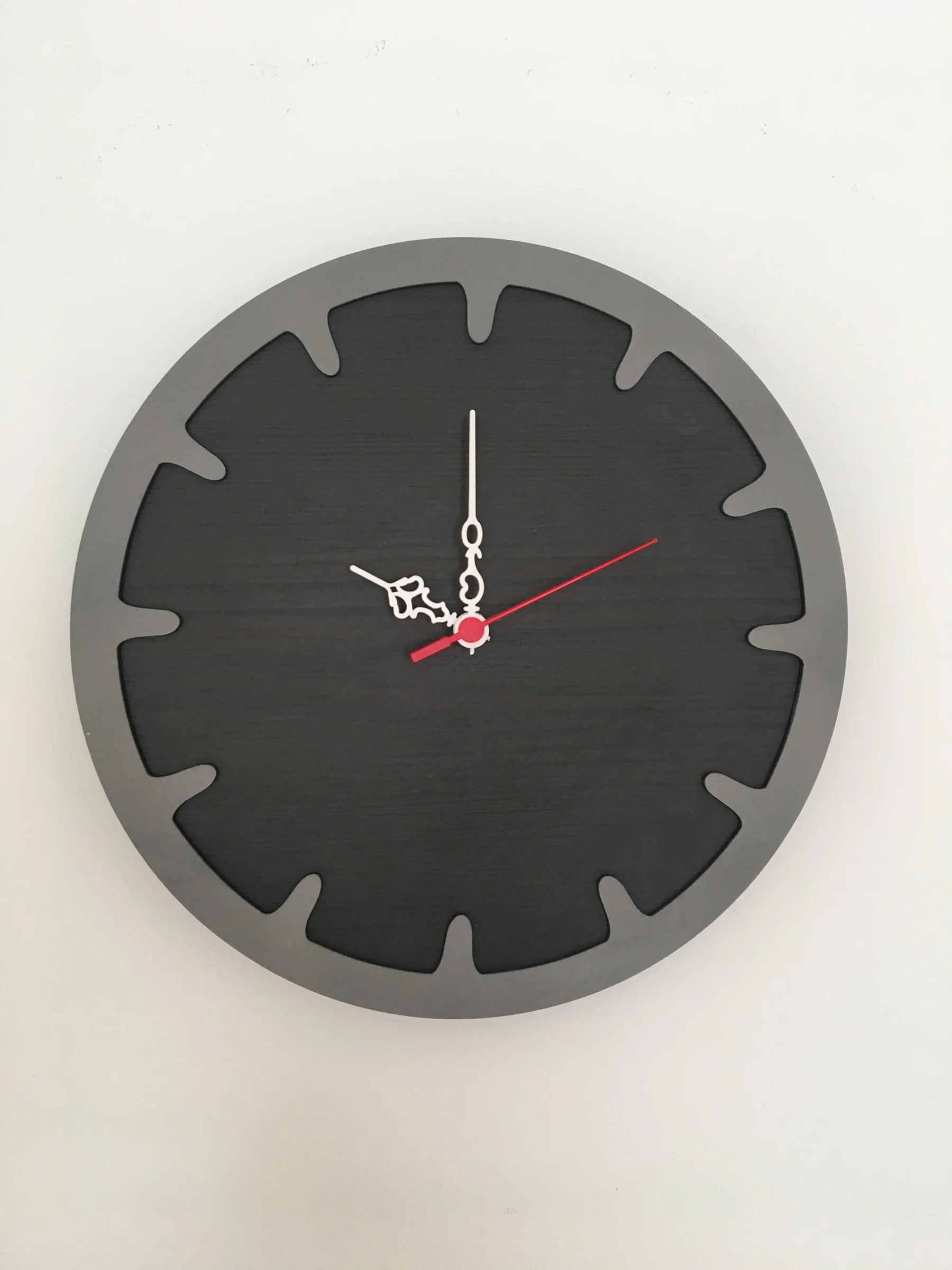 Декоративные настенные часы с изображением черной балки туспа в Северном