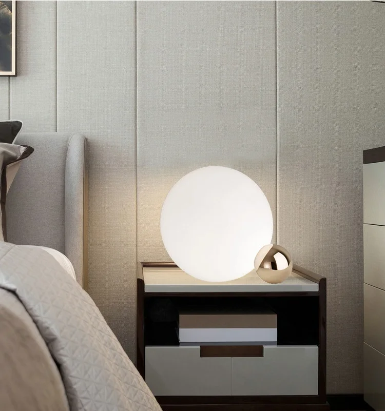 Креативная стеклянная настольная лампа в стиле пост модерн дизайнерский