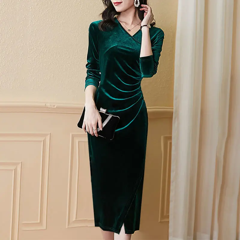 Женское бархатное платье-карандаш с V-образным вырезом и длинным рукавом |