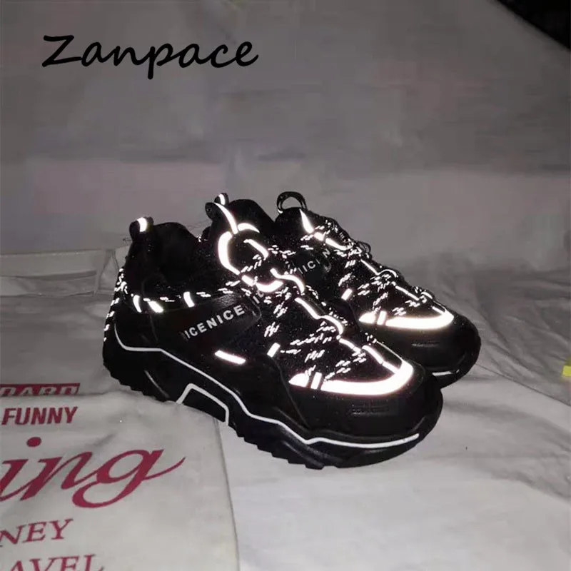 Женские кроссовки со светоотражающими вставками Белые Повседневные на