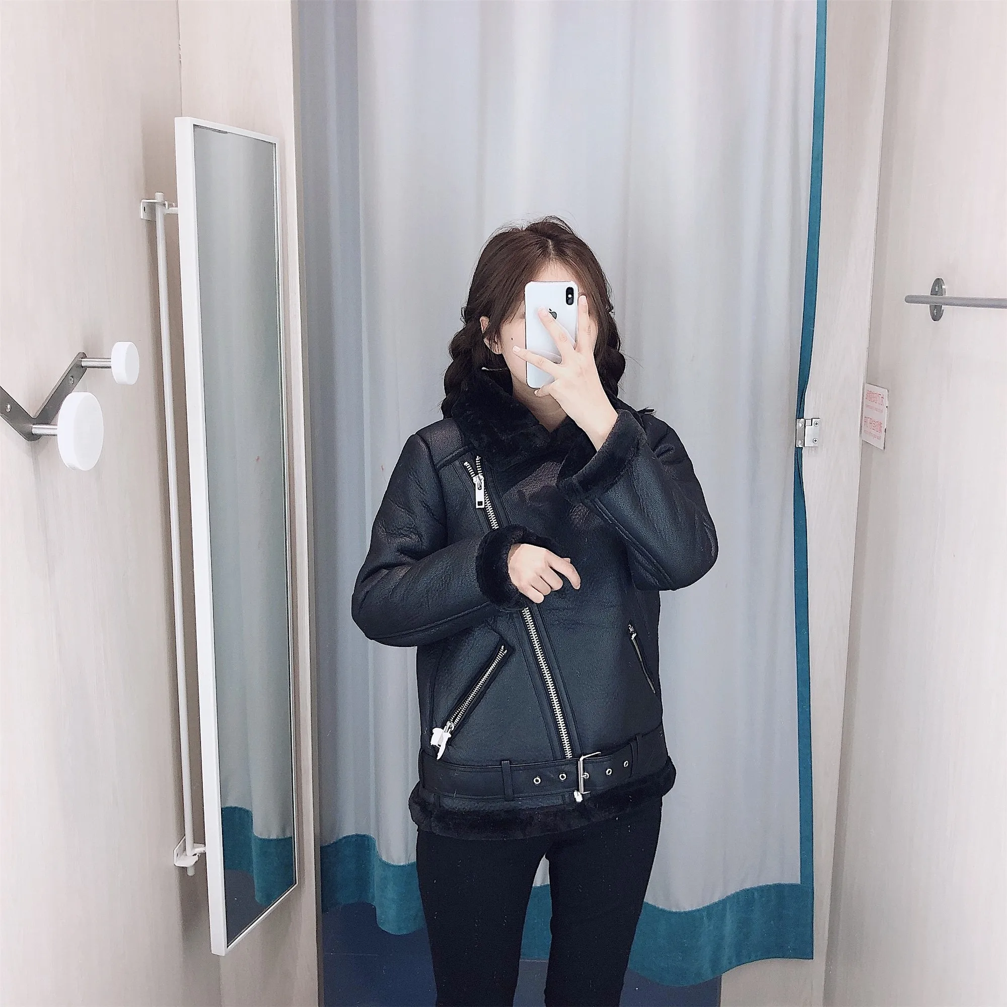 Черная куртка из искусственной кожи женская кожаная с меховым воротником