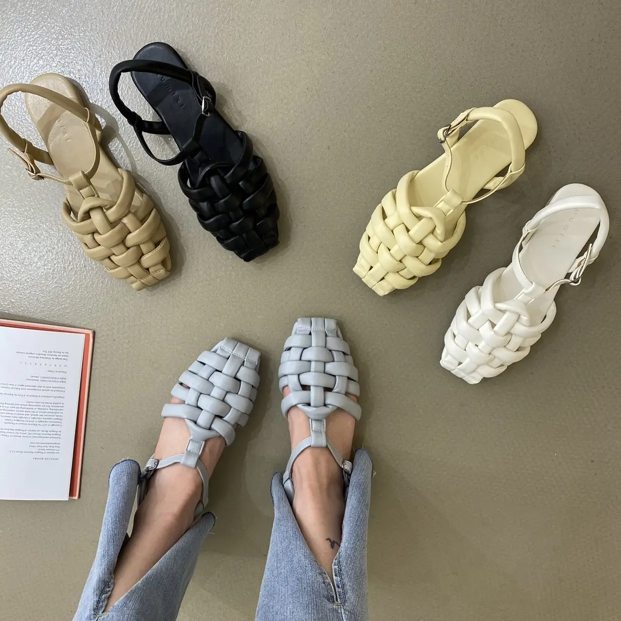 

Women 2021 European and American Retro Woven Rome Sandals Summer Fashion Pu Leather Flat Casual One Word Buckle Sandals