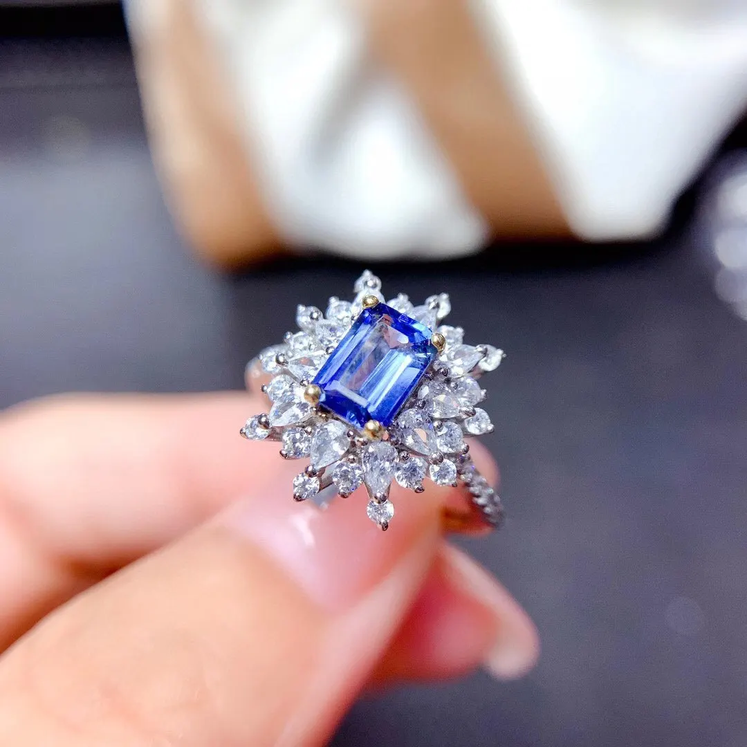 

Кольцо женское из серебра 925 пробы с квадратным камнем 5 х7 мм