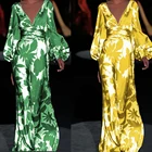 Женское платье с V-образным вырезом и принтом