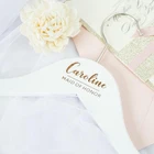 Вешалка Свадебная под заказ, деревянная вешалка с гравировкой имени, для невесты, подружки невесты, белая вешалка с бантом, подарки подружкам невесты