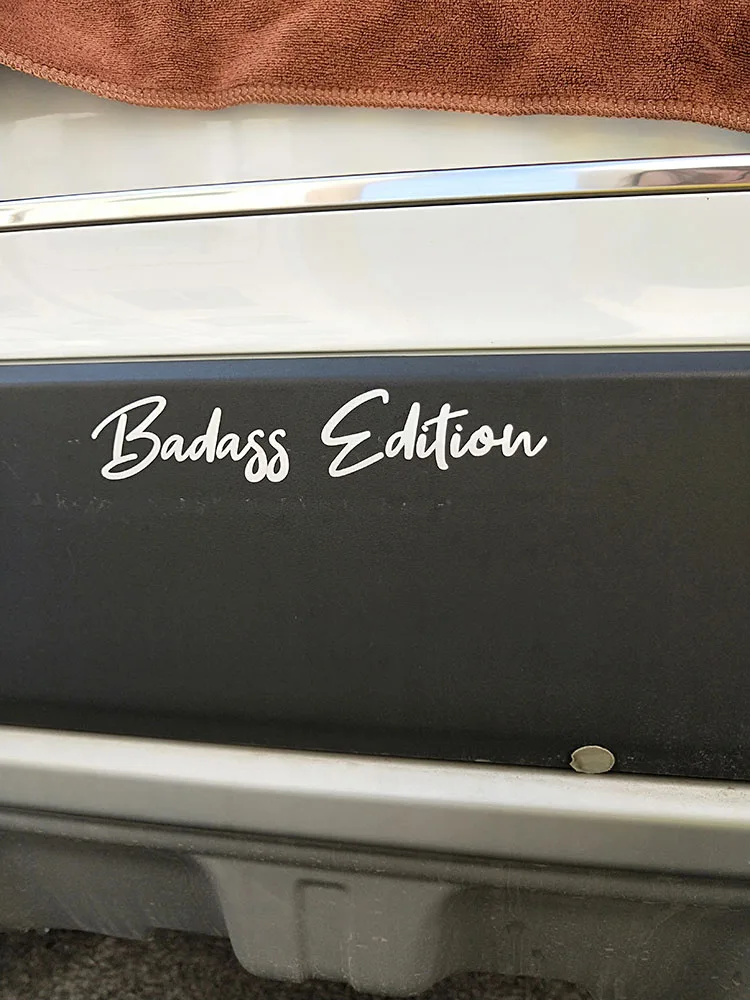 Забавная виниловая наклейка ZTTZDY 15 5 см * 2 9 в виде слова Badass Edition для автомобиля