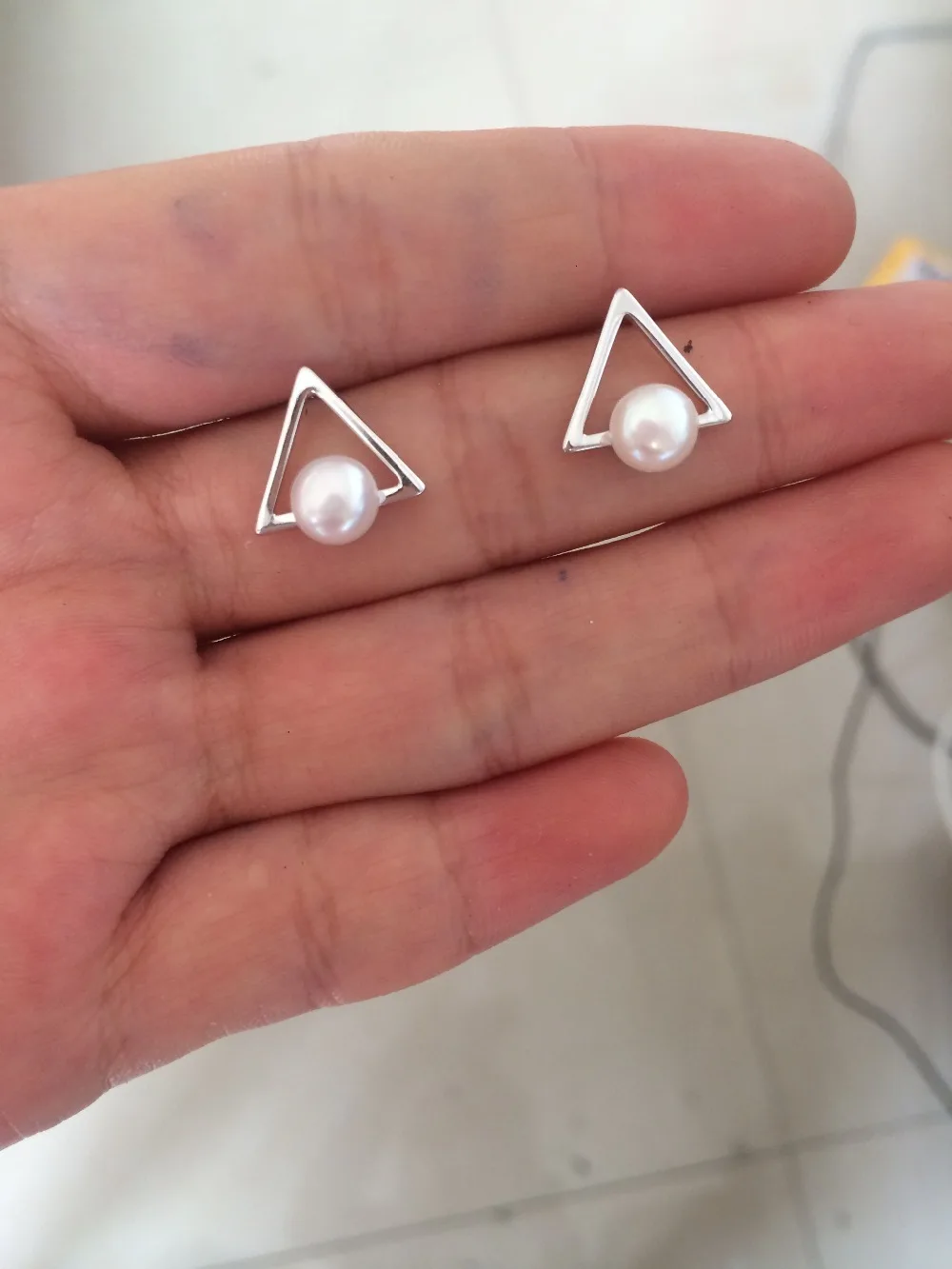 

1pair fashion Real. Sterling Silver Jewelry freshwater pearl into the open triangle stud Earrings Geometric GTLE1242