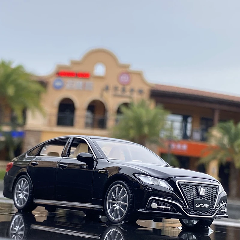 

1:32 игрушечная Миниатюрная модель игрушечного автомобиля Toyota Crown из сплава со звуком светильник, Коллекционная модель автомобиля, подарки, и...