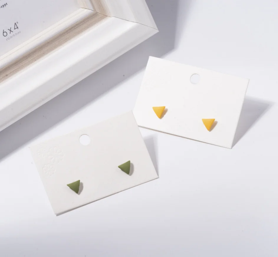 

Girafe Simple Geometric Triangle Mini Stub Earrings For Women
