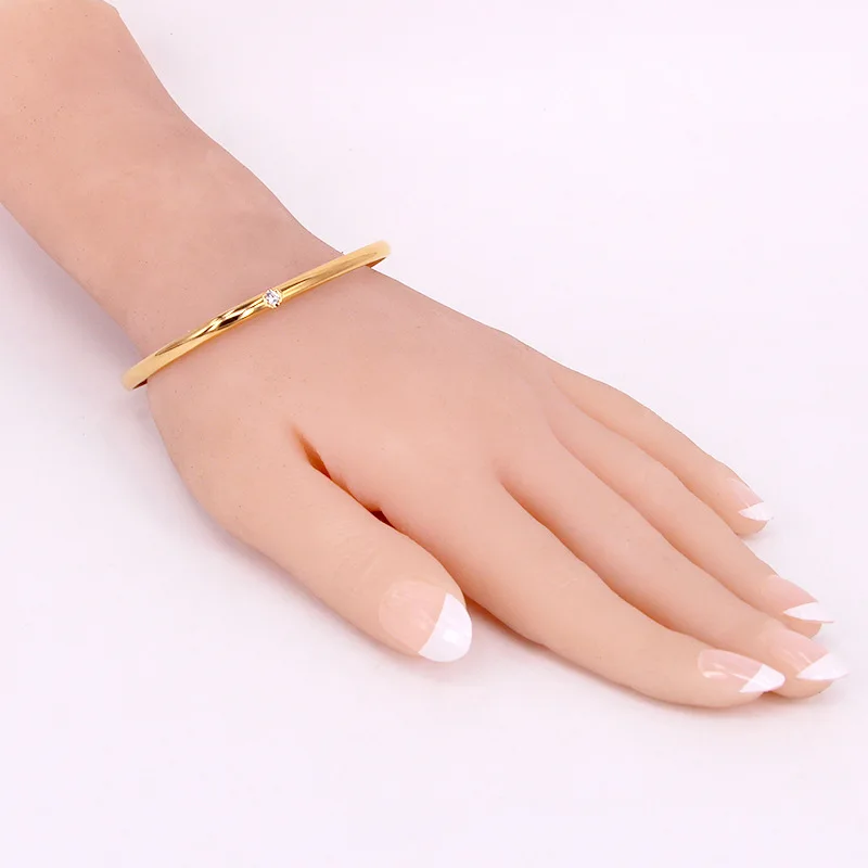 Замкнутый браслет с окружностью менее 17 см из титановой стали кристаллами