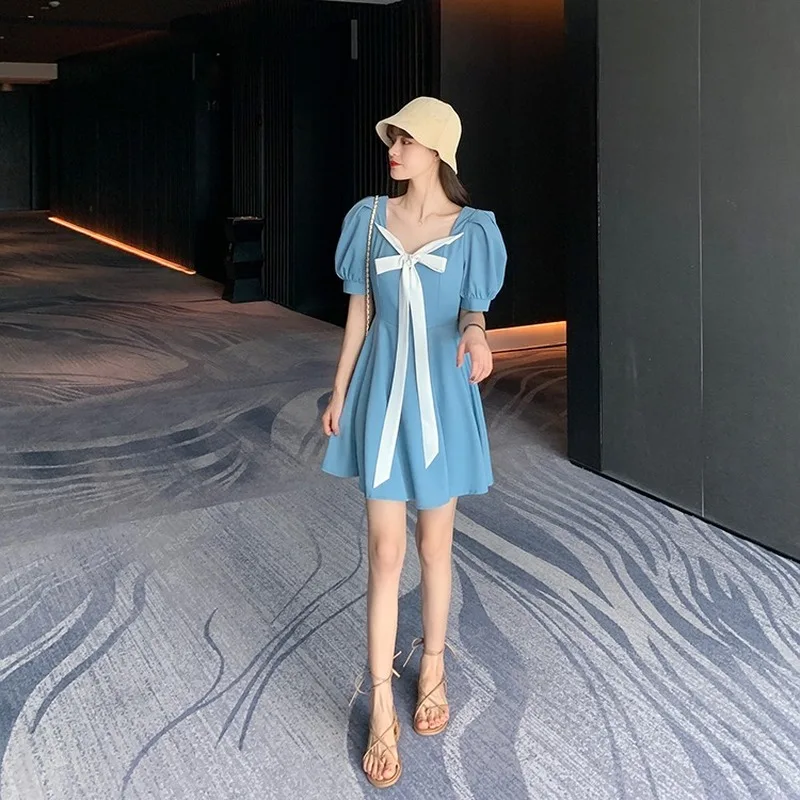 Женское летнее платье средней длины синее облегающее большого размера с бантом