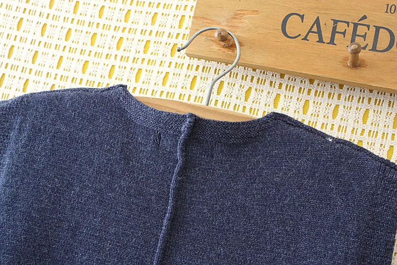 Женский трикотажный жилет на пуговицах без рукавов |