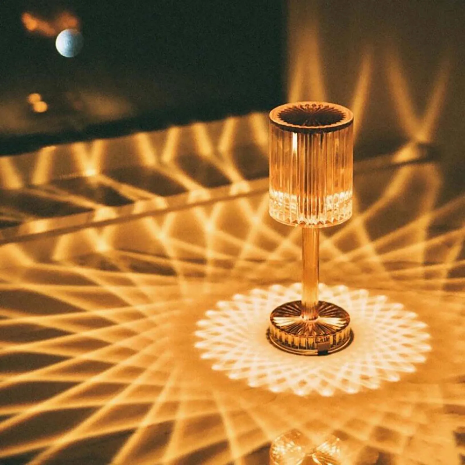 

Acrylic Table Lamp Touch Lamp Decorative Modern Lamp with Led Charging Port Elegant Beautiful Nightstand Lamp for Bedroom Bar