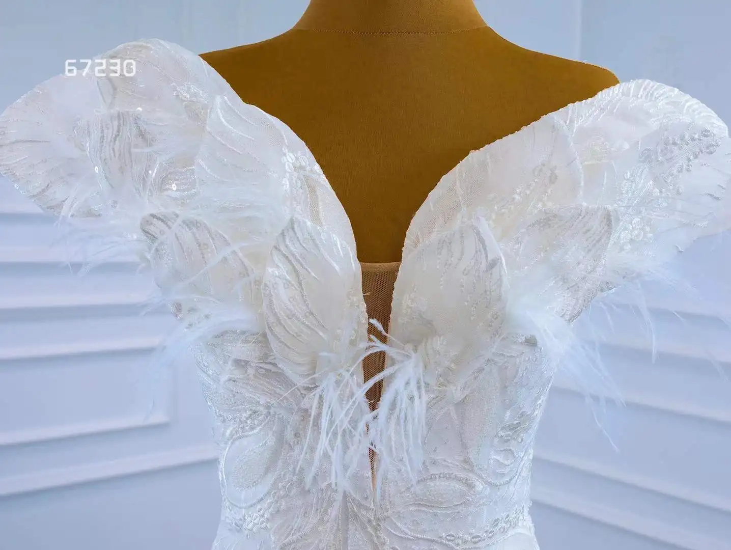 

2021 Plug V Neckline Satin Off White Ruffles Chapel Train Boat Sleeve Mermaid Pleated Design Wedding Dress