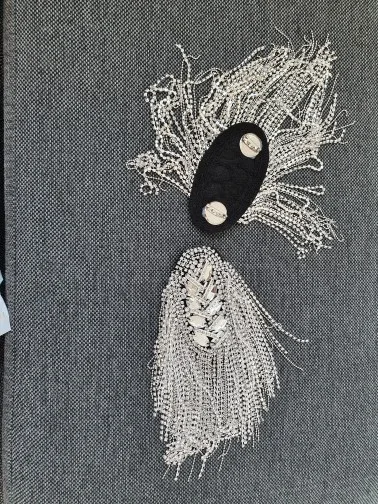 Эполет с кристаллами и длинными кисточками наплечная подушка ручной работы