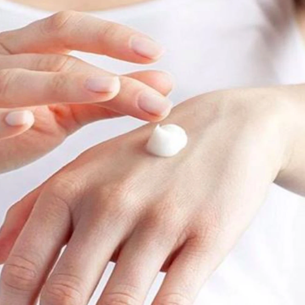 Отбеливающий увлажняющий антивозрастной крем для лица с экстрактом ретинола