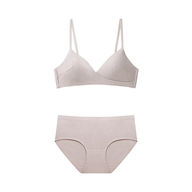 Комплект женского нижнего белья из бюстгальтера и трусиков с треугольной чашкой