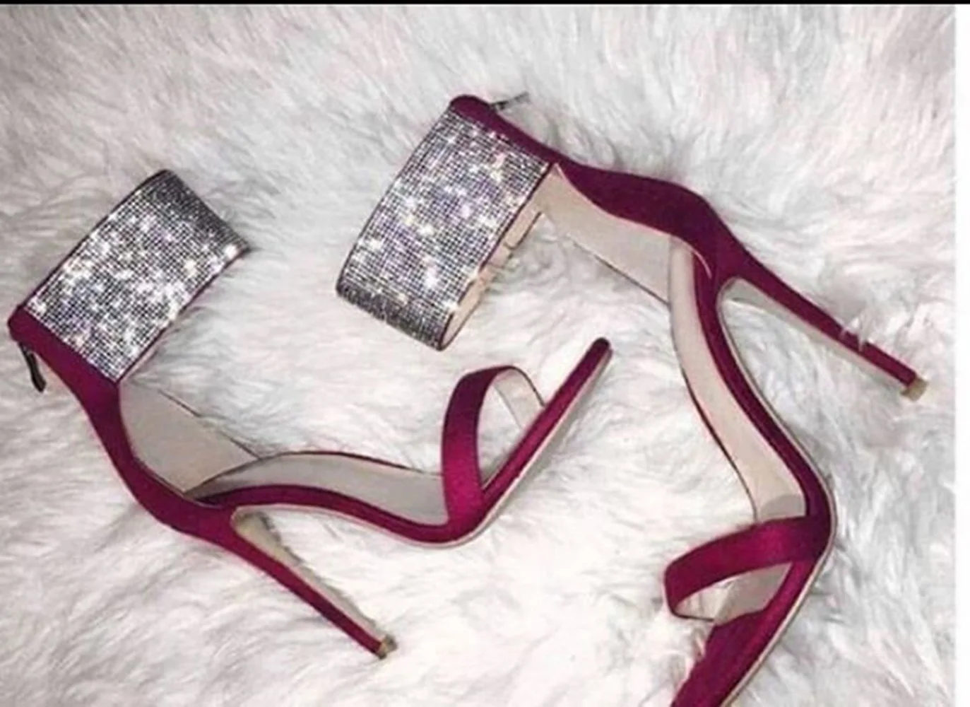 Босоножки Choudory с блестящими стразами и ремешком на щиколотке серебристые