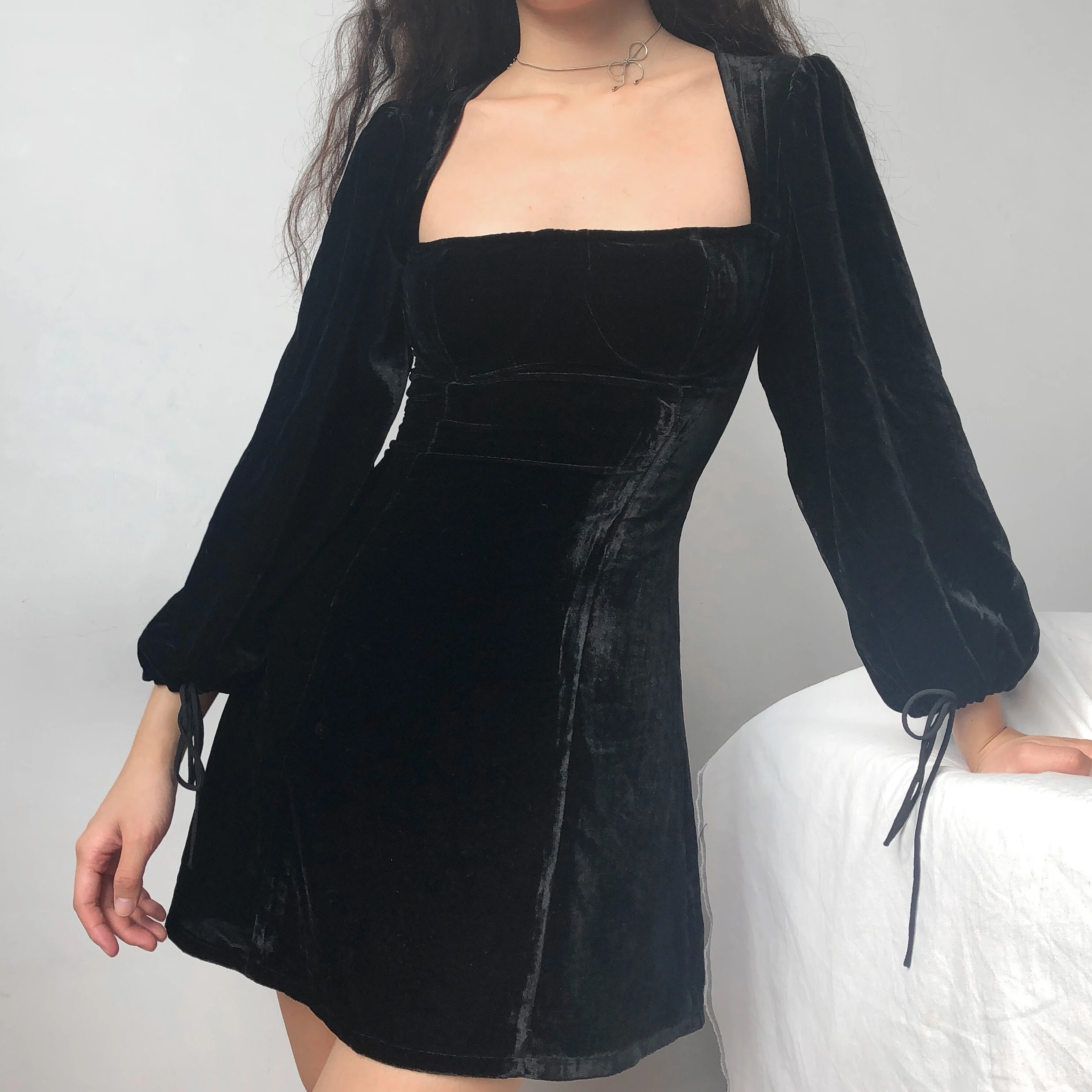 Женское приталенное бархатное платье с квадратным вырезом рукавами фонариками и