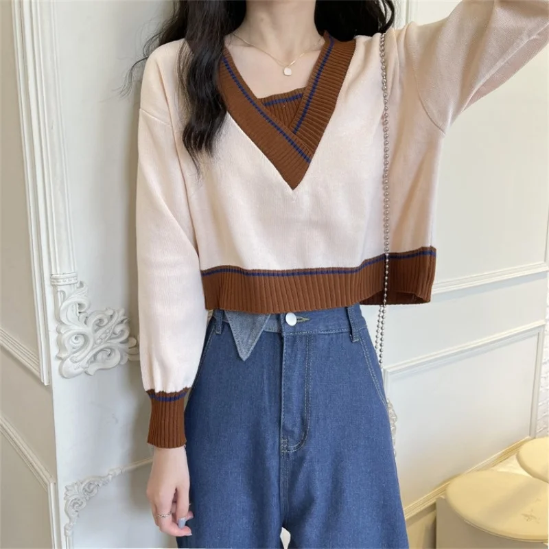 Свитер на раннюю осень 2021 имитация двух коротких трикотажных изделий с длинным