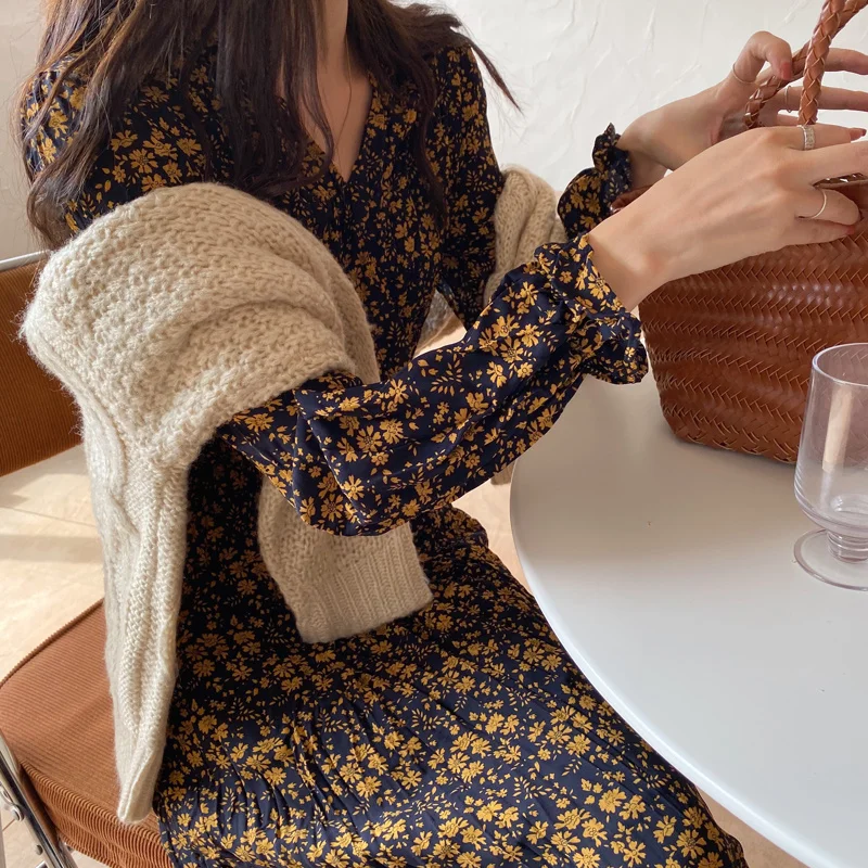 И Цветочное платье с естественными складками и облегающей талией длинными