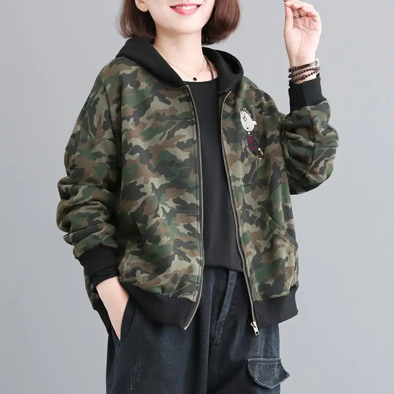 

Новинка весенне-осенняя спортивная одежда, свободное мягкое пальто с капюшоном и вышивкой, женское камуфляжное пальто на молнии в иностран...