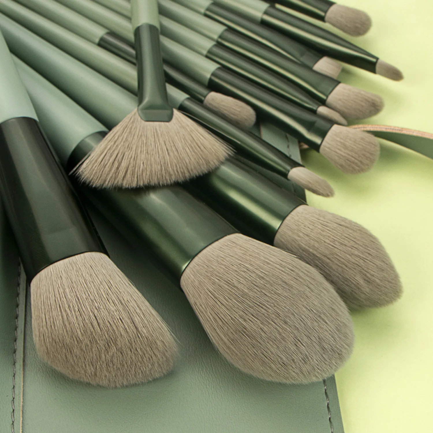 Набор кистей для макияжа профессиональные с деревянной ручкой супер мягкие