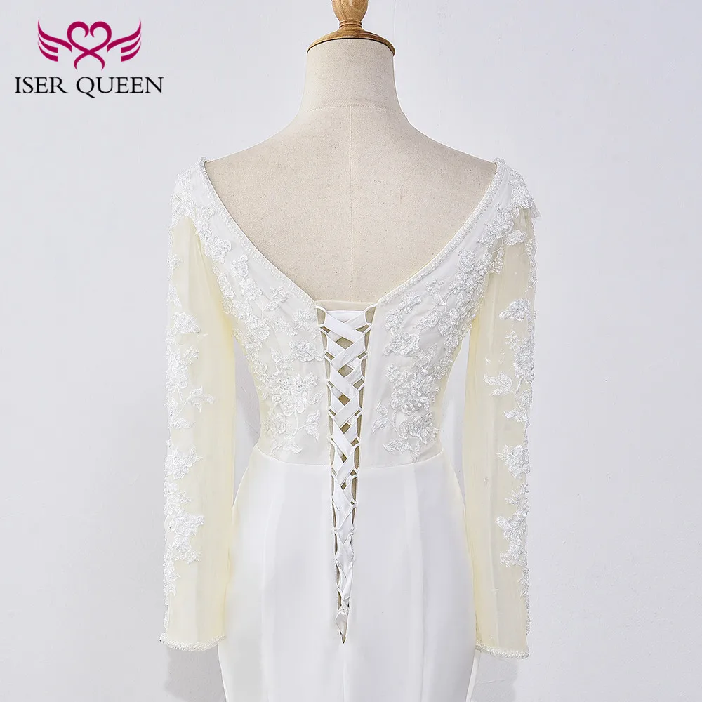 Женское атласное платье с вышивкой белое длинным рукавом и V-образным вырезом |