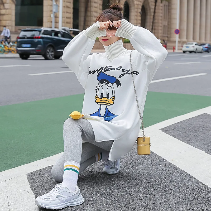 Новое модное бархатное теплое платье-свитер средней длины с героями