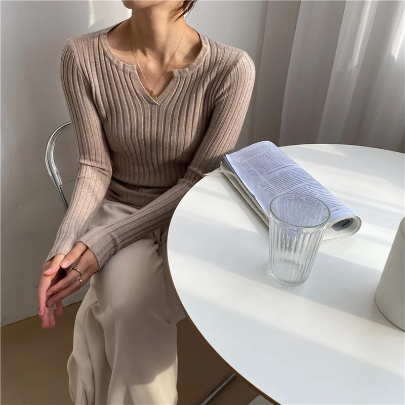 Женский облегающий трикотажный свитер с V-образным вырезом и длинным рукавом