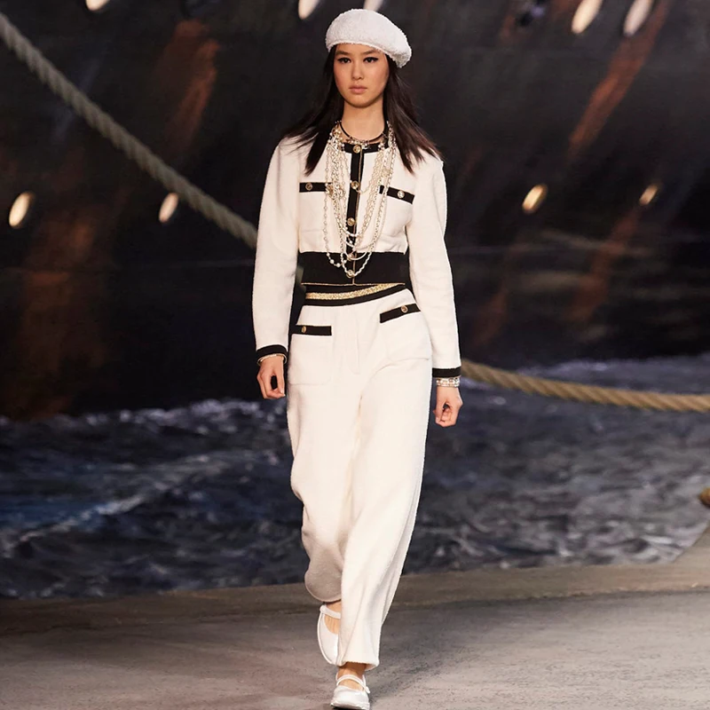 Женский модельный костюм вязаный однобортный укороченный свитер и брюки с