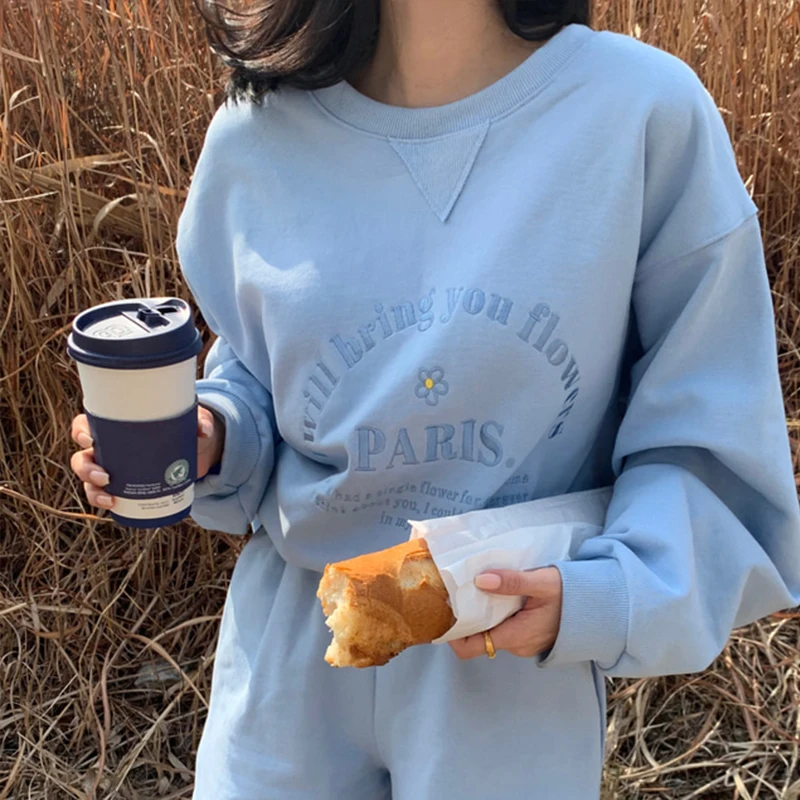 Свитшот женский с круглым вырезом и надписью | Женская одежда