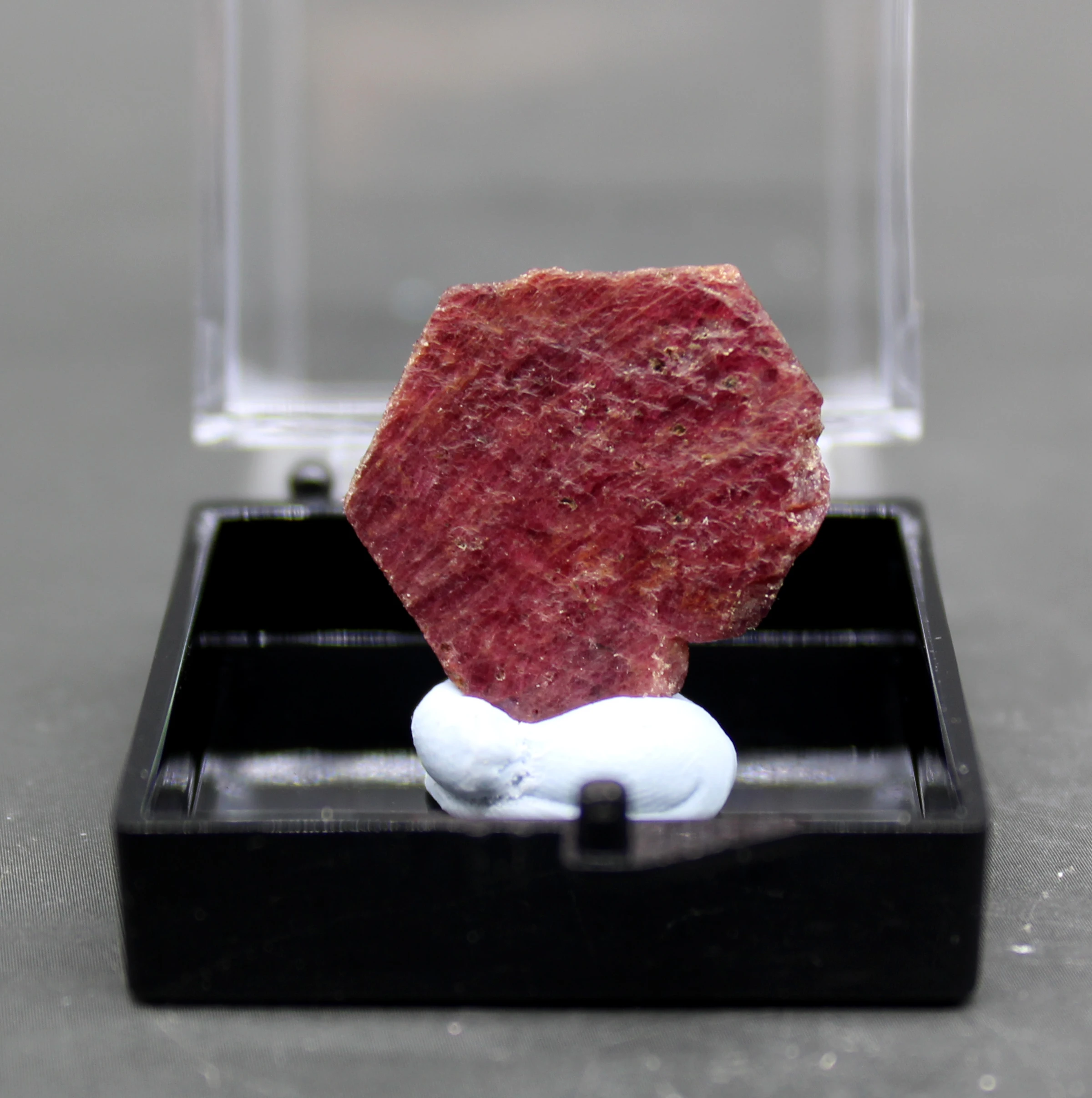 Шероховатый минеральный образец из 100% натурального МАКАРСКОГО рубина и