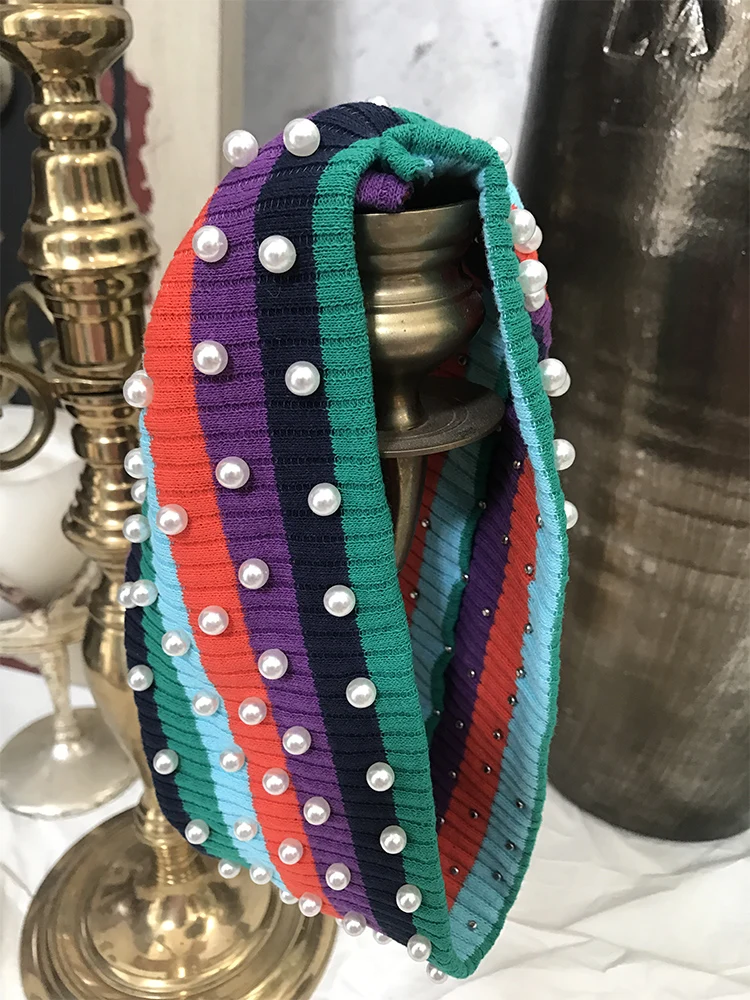 Женская повязка на голову с жемчужинами и радужными полосками |