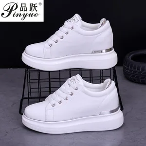 Кроссовки женские кожаные на скрытой платформе, повседневная обувь, на танкетке, золотистые, белые