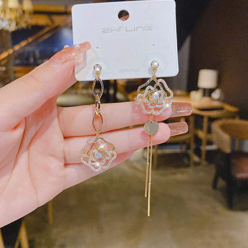 

2022 New Fashion Diamond Studded Gold Flower Asymmetric Tassel Earrings For Women Personality Exquisite Design Ins Jewelry Gifts