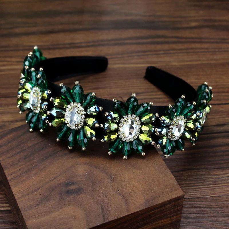 Ручной работы в винтажном стиле зеленое барокко с украшением виде кристаллов и